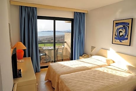 Twin Room (2 Adults + 1 Child)