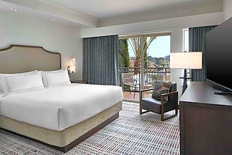 One-Bedroom King Suite with Kitchen and Sofa Bed - Balcony