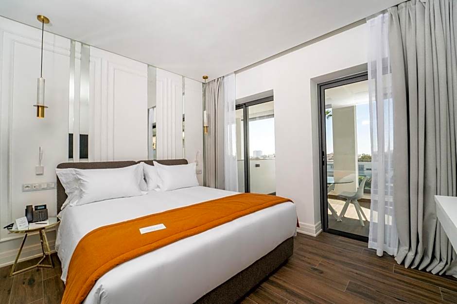 Petit Palace Suites Hotel