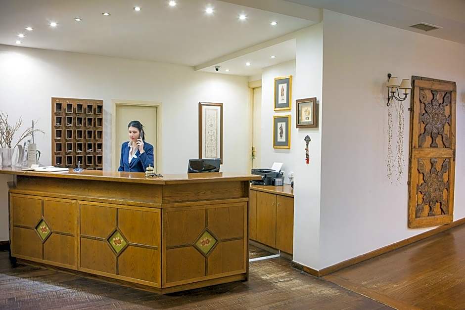 Country Club Hotel & Suites