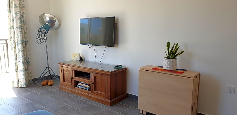 Athena and The Owl Beachside Apt