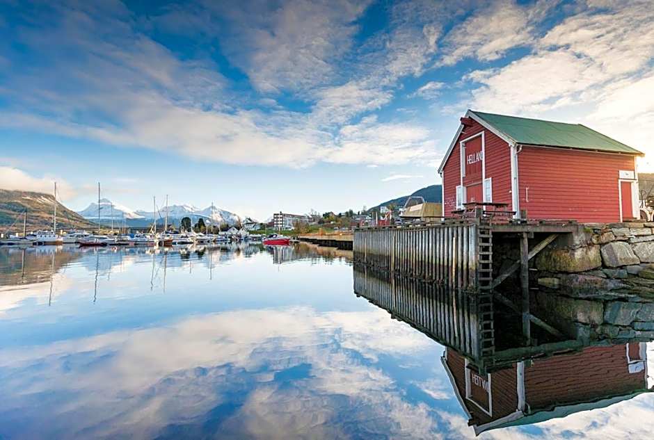 Vestnes Fjordhotell