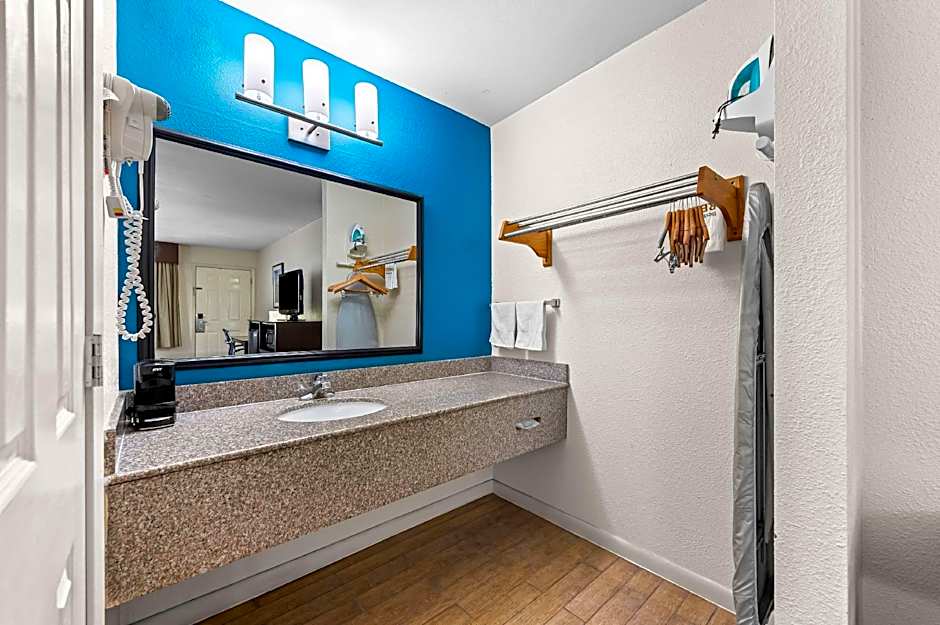 Best Western Delhi Inn
