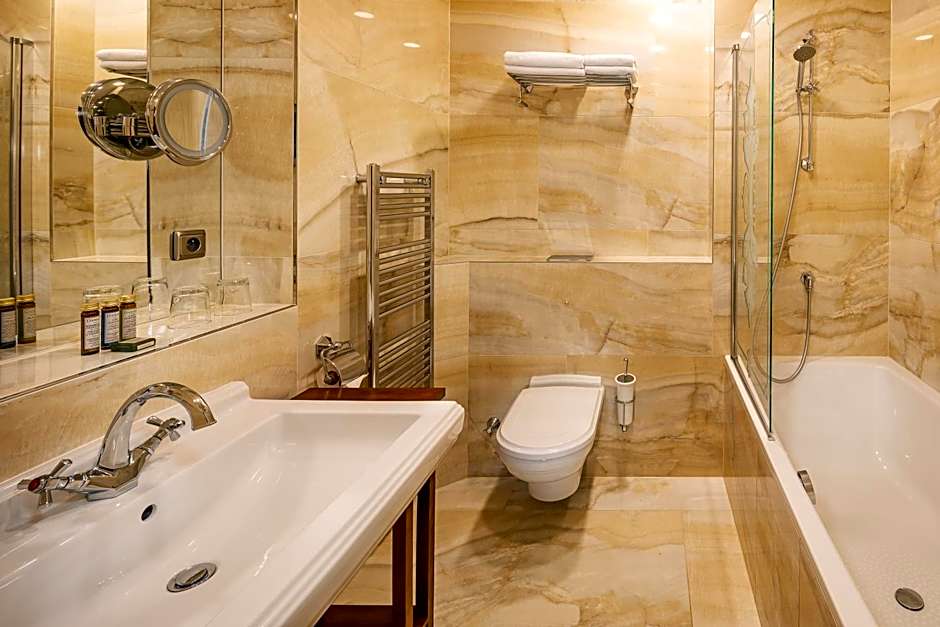 Iron Gate Hotel & Suites