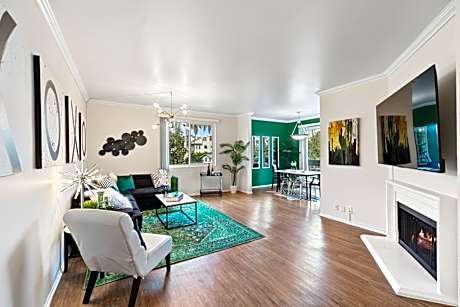 Beverly Hills Glamour Oasis 2 BR Apt with Parking 304