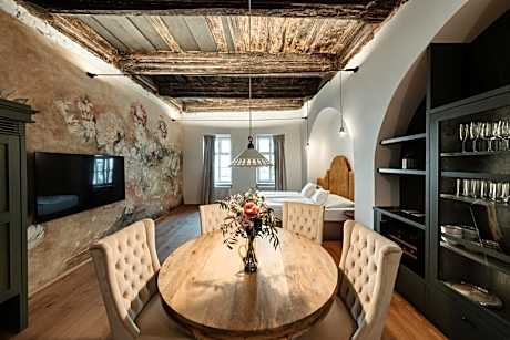 Deluxe Suite with Bath Tub