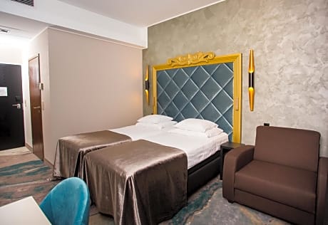 XL Double or Twin Room with Spa Access (2+1)