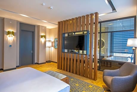 1 King Bed Suite Non-Smoking