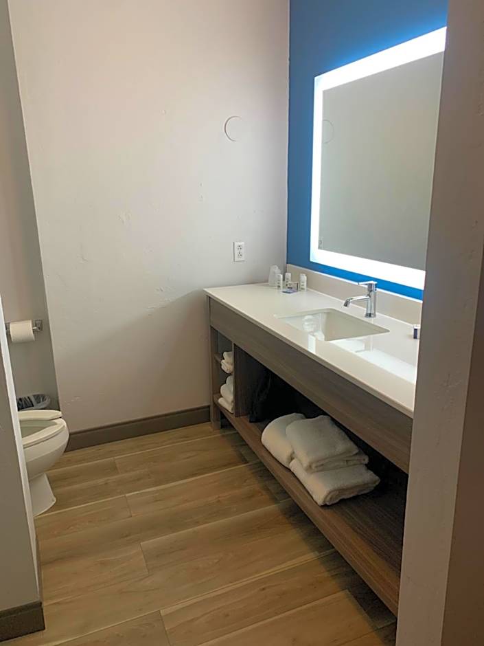 La Quinta Inn & Suites by Wyndham Oklahoma City North - Quail Springs