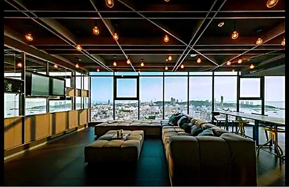 the base 网红公寓 市中心核心区顶层无边泳池俯瞰整个芭堤雅海湾