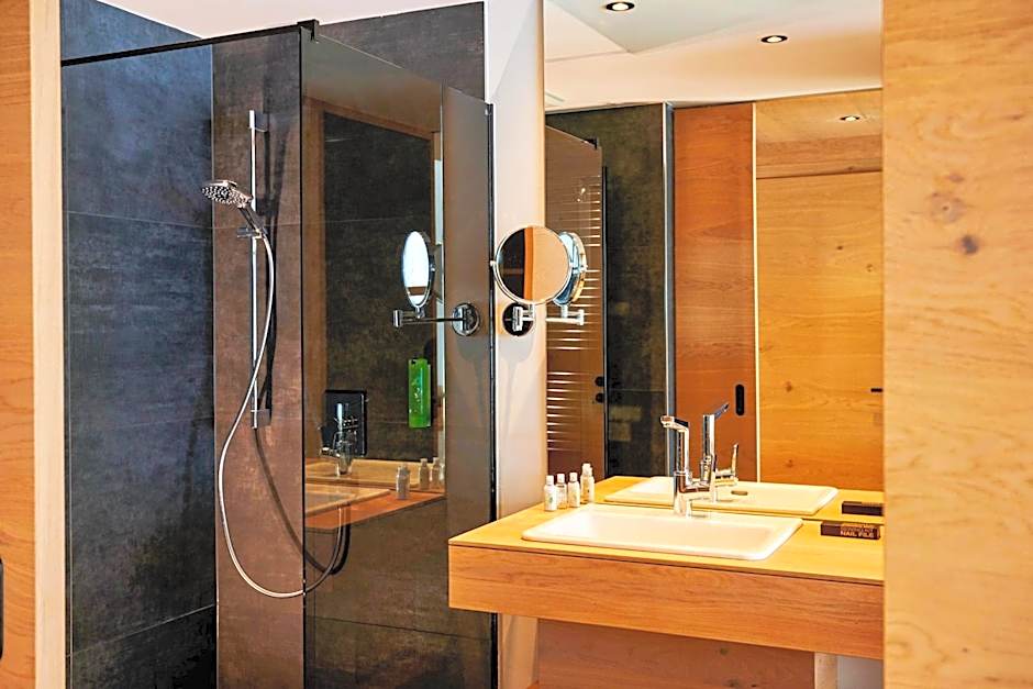 Wellness und Brunch Hotel MorgenZeit beheizter Naturpool mit Sandstrand Genuss Frühstück bis 13 Uhr Hochkönig Sommercard