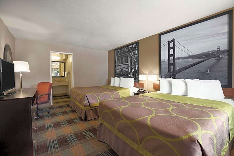 Super 8 by Wyndham Salinas