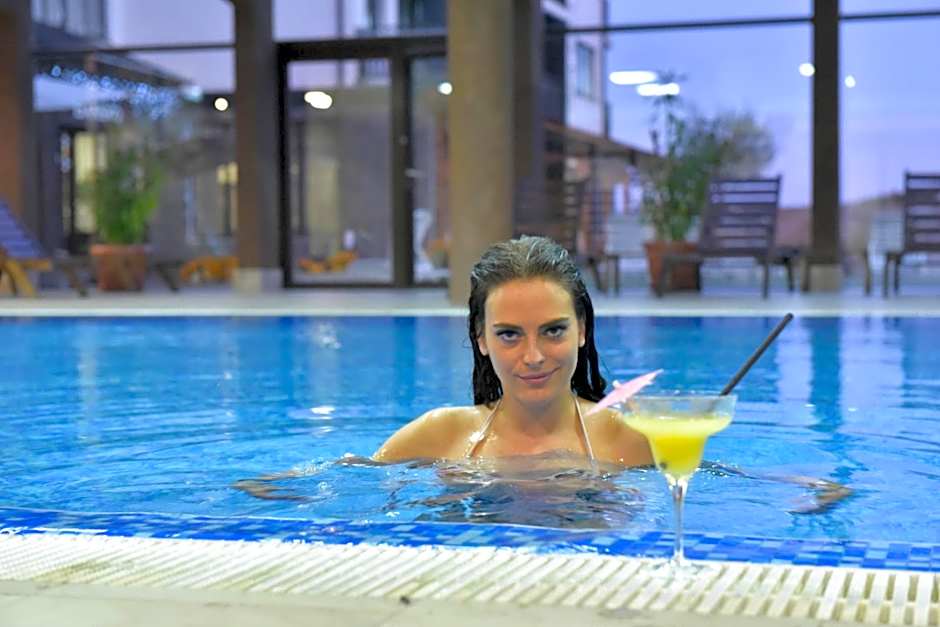 Royal Bansko - Family Apart Hotel With All Inclusive Light or HB&Drinks and Hot Pool & Jacuzzis
