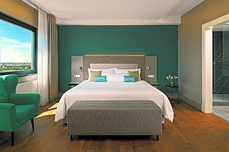 Deluxe, Guest room, 1 King, City view