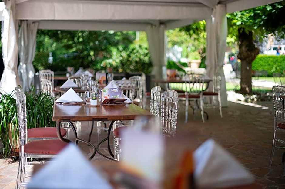 Logis Hôtels - Hôtel Restaurant Domaine Les Falaises