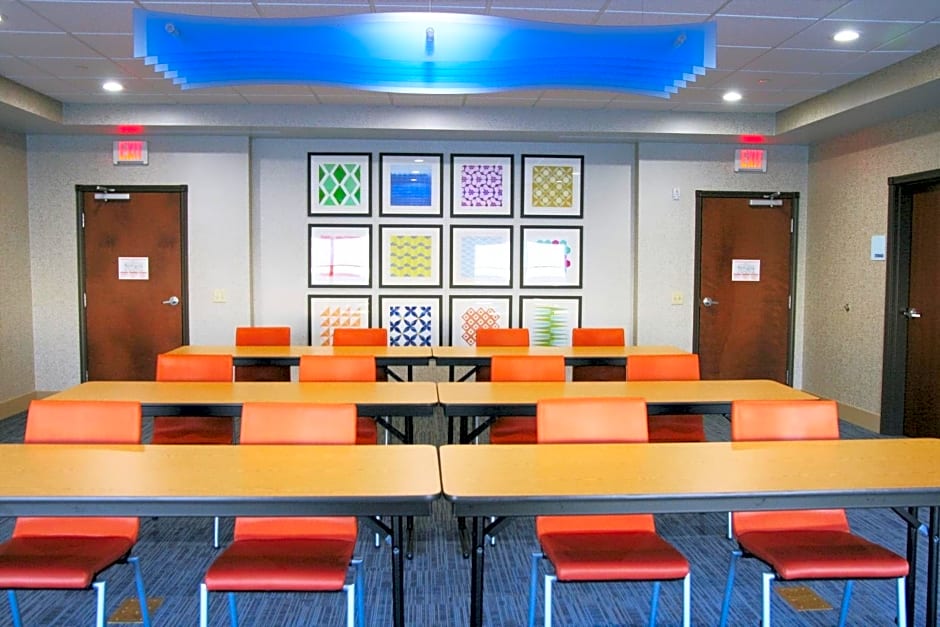 Holiday Inn Express & Suites Clarion, an IHG Hotel
