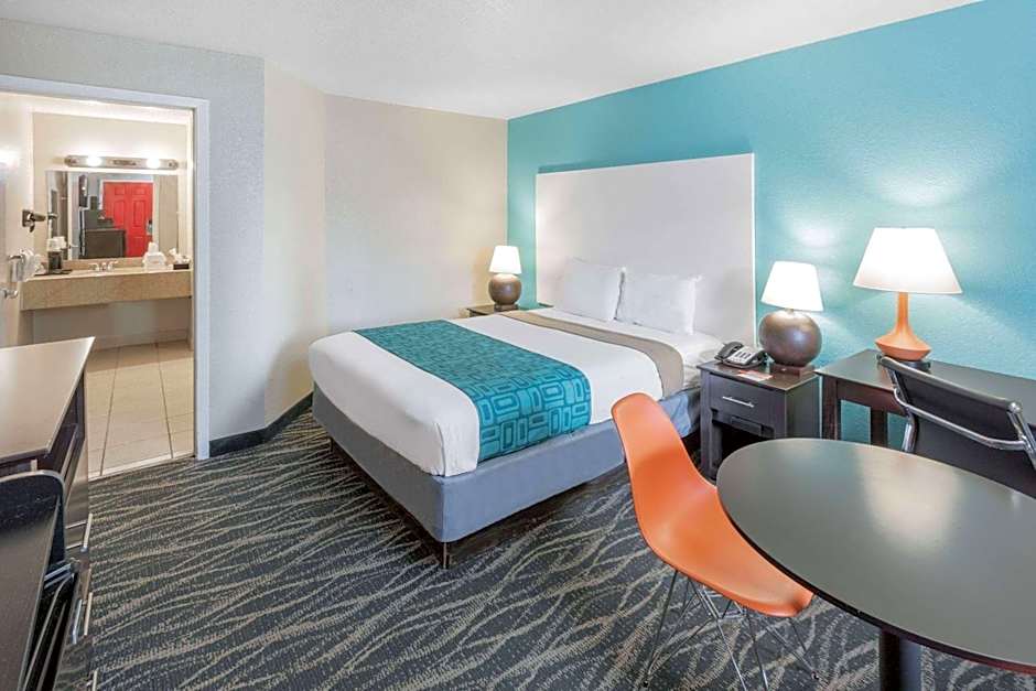Howard Johnson by Wyndham Houston Hobby Airport