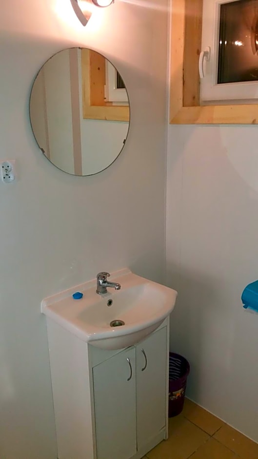 Domki nad jeziorem w Kar¿owicach