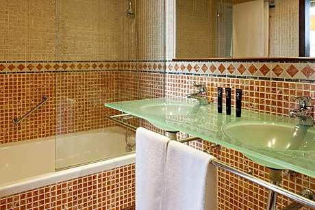 Deluxe Room, 1 King Bed, Garden View