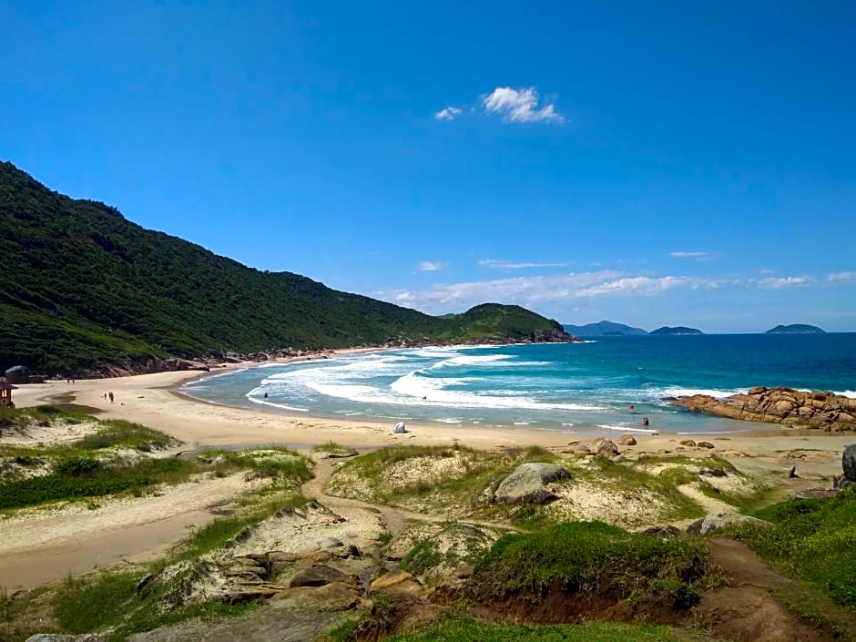 Gênesis Beach Hostel! Quartos compartilhados e privativos na Pinheira