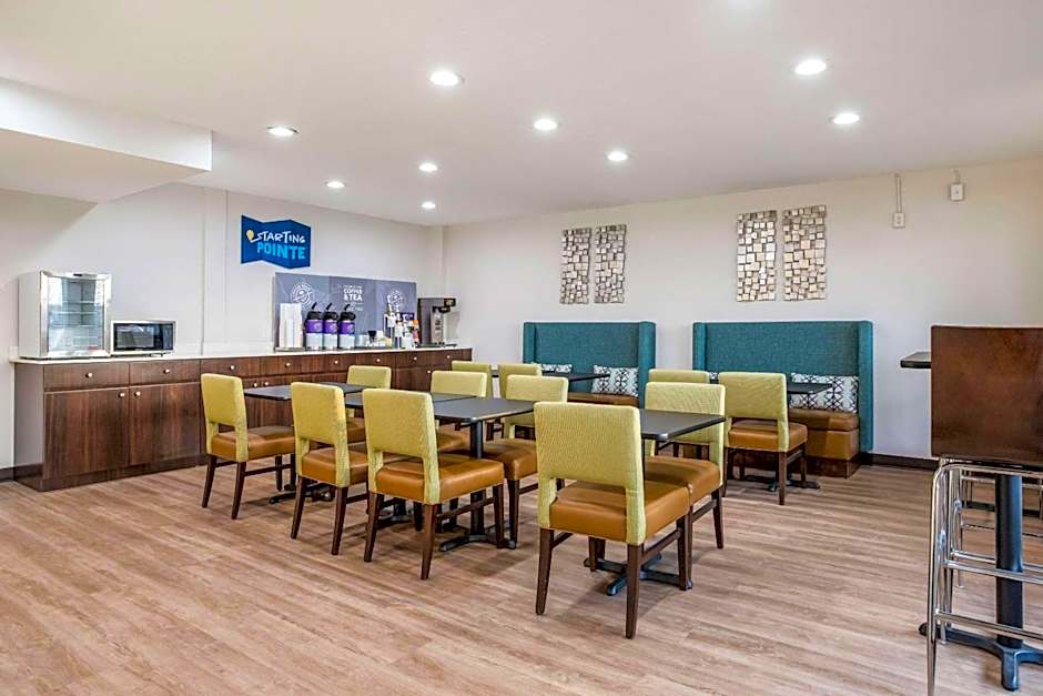 Clarion Pointe East Lansing University Area