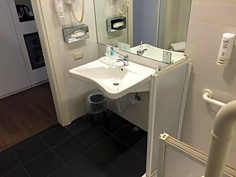 Standard Queen Room - Disability Access