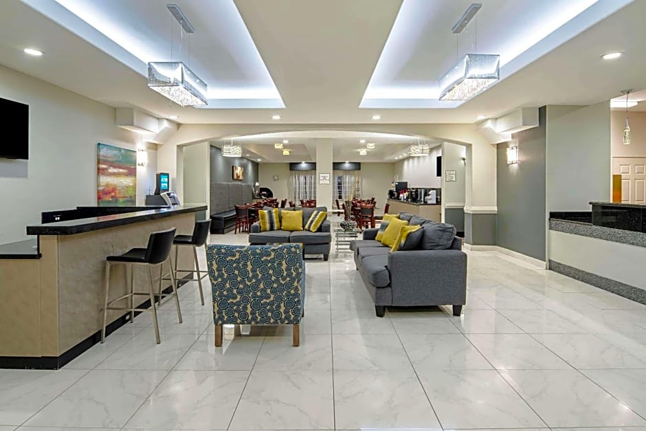 La Quinta Inn & Suites by Wyndham Mercedes Outlet Mall