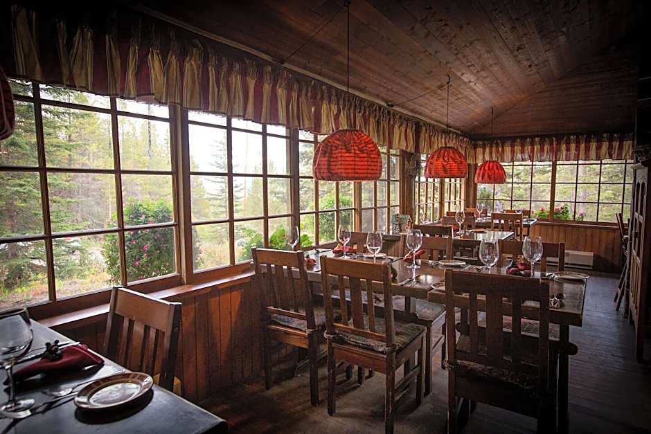 Storm Mountain Lodge Cabins Dining