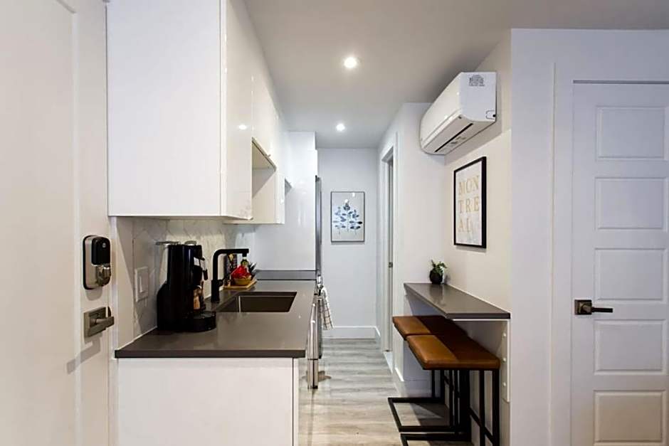 Palms Little Italy Studio with full bathroom by Denstays