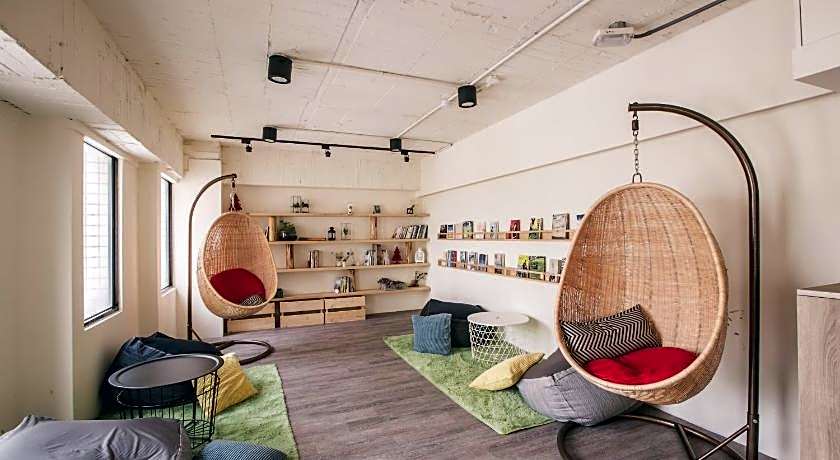 Stray Birds Taichung Hostel