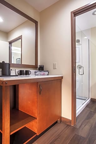 2 QUEEN BEDS,NSMK,PET FRIENDLY,REFRIG,HI SPEED,COFMKR,FULL BREAKFAST