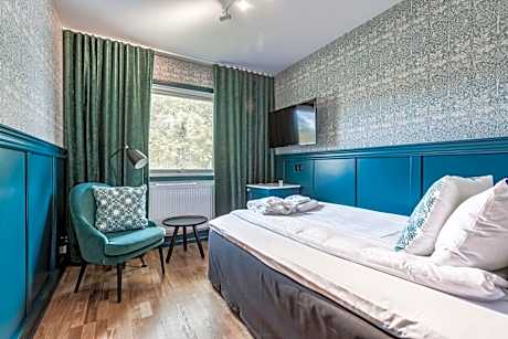 Small Double Room with Queen Bed