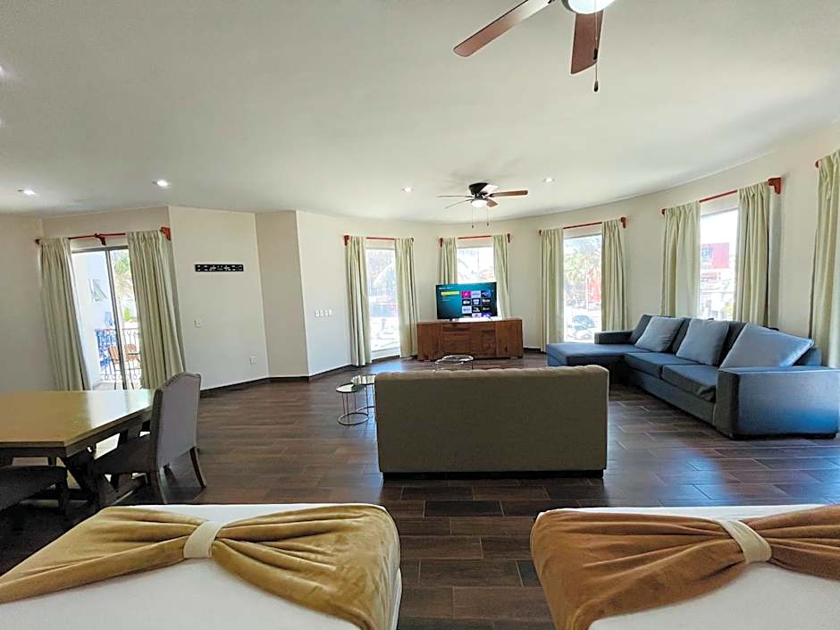 La Lola Hotel & Suites