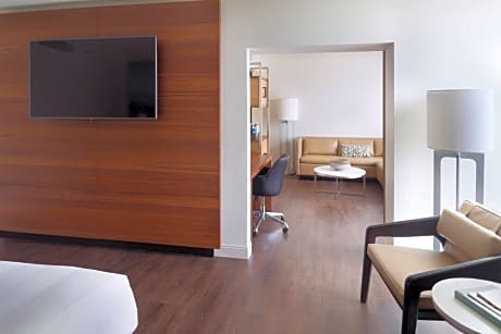 Executive Suite, Concierge lounge access, 1 King, Sofa bed