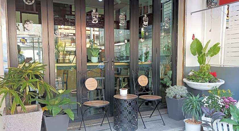 Double D Rooms & Cafe