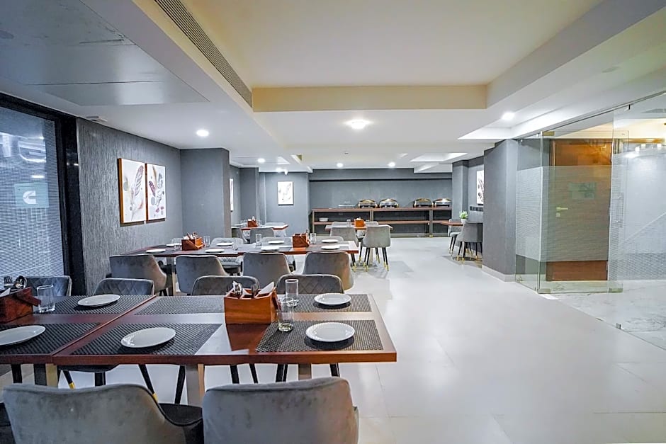 Saltstayz Select - Golf Course Road & Sector 57