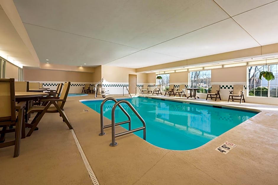 Country Inn & Suites by Radisson, Clinton, IA