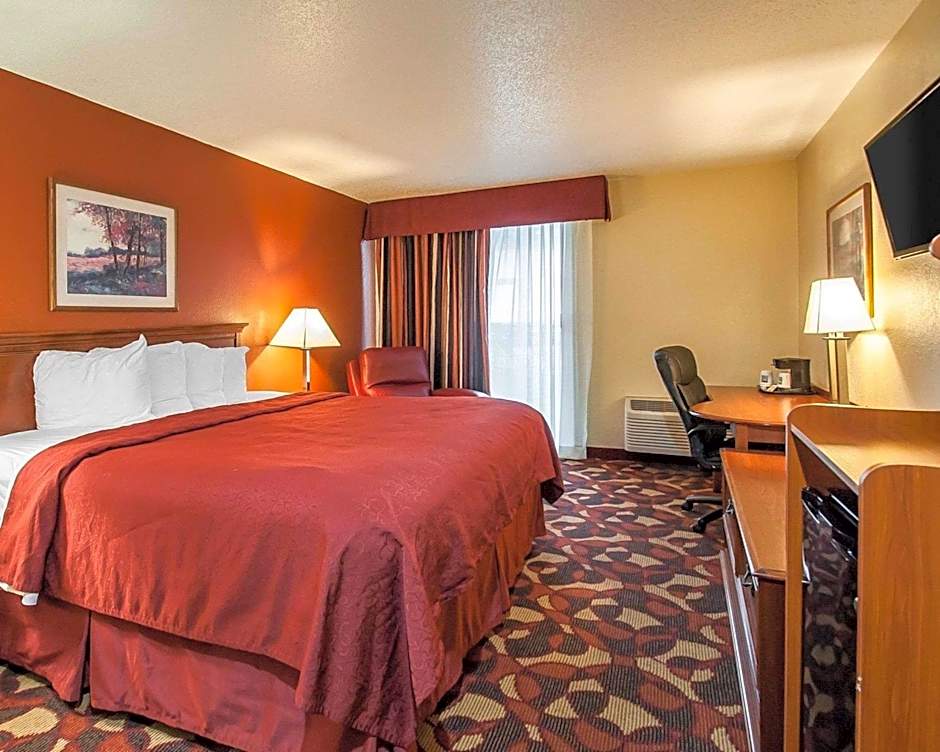 Quality Inn & Suites Kansas City I-435n Near Sports Complex