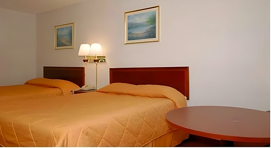 Econo Lodge Inn & Suites Forest