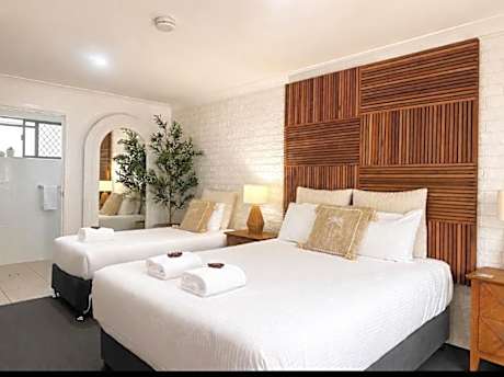 Beachmere Palms Motel