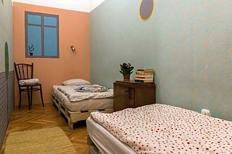 Economy Twin Room with Shared Bathroom