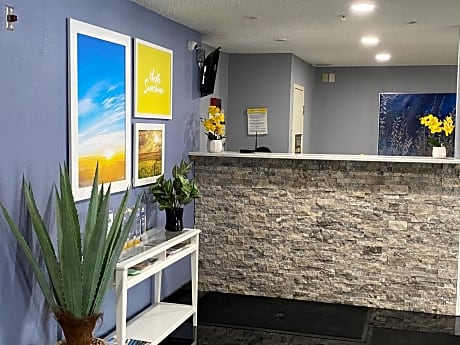 Days Inn & Suites by Wyndham Green Bay WI