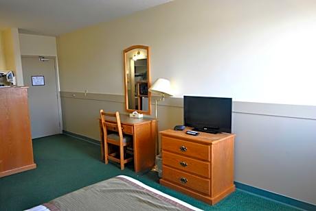 One-Bedroom Queen Suite