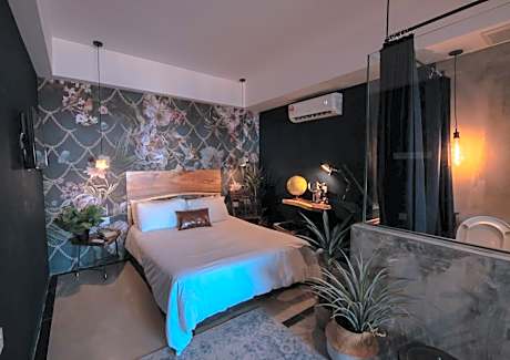 Designer Suite with bathtub - Scarlett