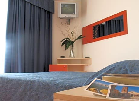 Family Room (2 Adults + 1 Child) with Sea View