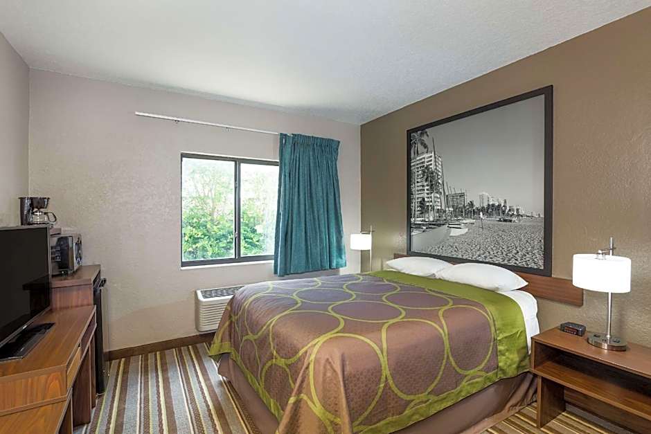 Super 8 by Wyndham Pompano Beach