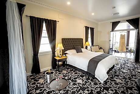 Deluxe Queen Room with Balcony (no pets)