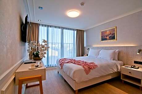 Deluxe Double Room with Side Sea View