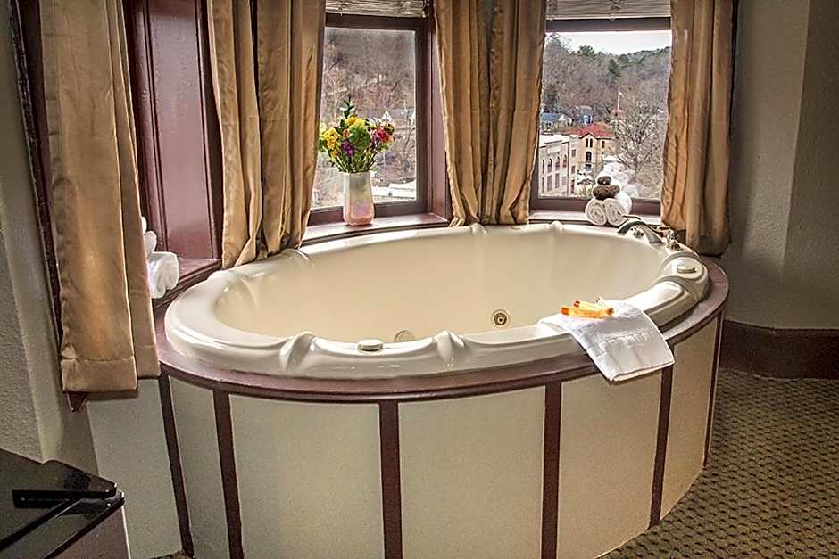 1905 Basin Park Hotel