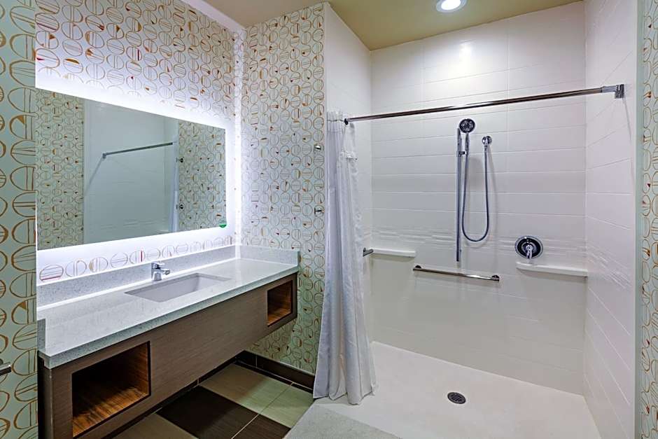 Photo 1 of 3 of 2 Queen Beds, Mobility Accessible, Bathtub